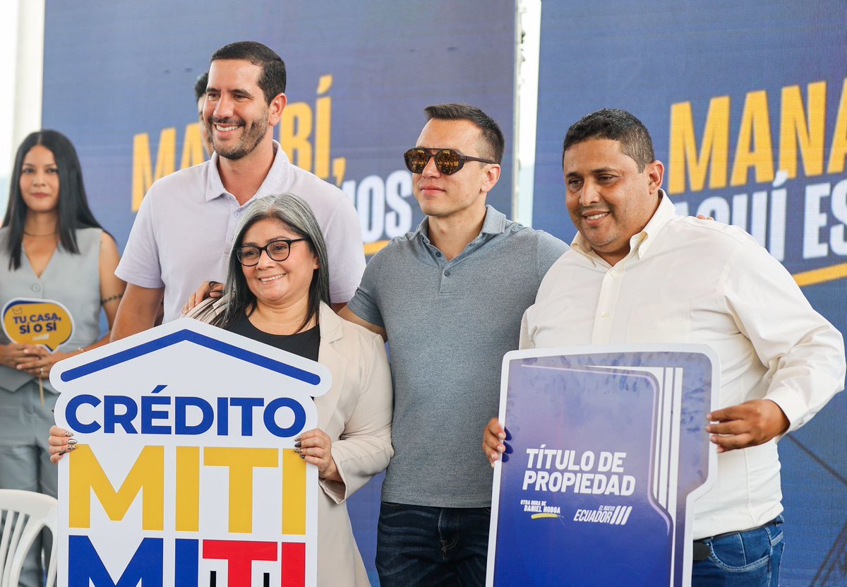MinGobiernoEc's tweet photo. El presidente @DanielNoboaOk entregó 30 viviendas del proyecto Portonovo en Manabí, como parte del programa Miti Miti que beneficiará a 945 familias.
Junto a la ministra @natalymorillos, se reafirmó la meta de 200 mil soluciones habitacionales, promoviendo mejor calidad de vida. https://t.co/2GaBBZMVJw