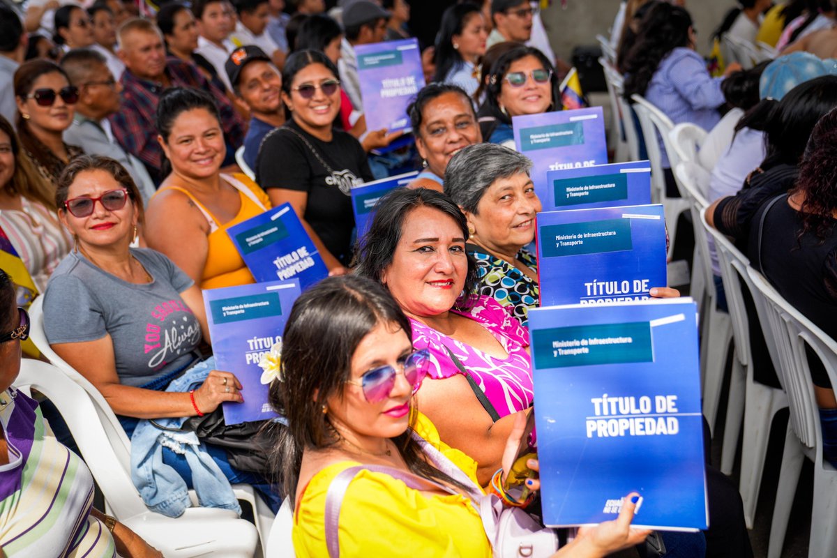 MinGobiernoEc's tweet photo. El presidente @DanielNoboaOk entregó 30 viviendas del proyecto Portonovo en Manabí, como parte del programa Miti Miti que beneficiará a 945 familias.
Junto a la ministra @natalymorillos, se reafirmó la meta de 200 mil soluciones habitacionales, promoviendo mejor calidad de vida. https://t.co/2GaBBZMVJw