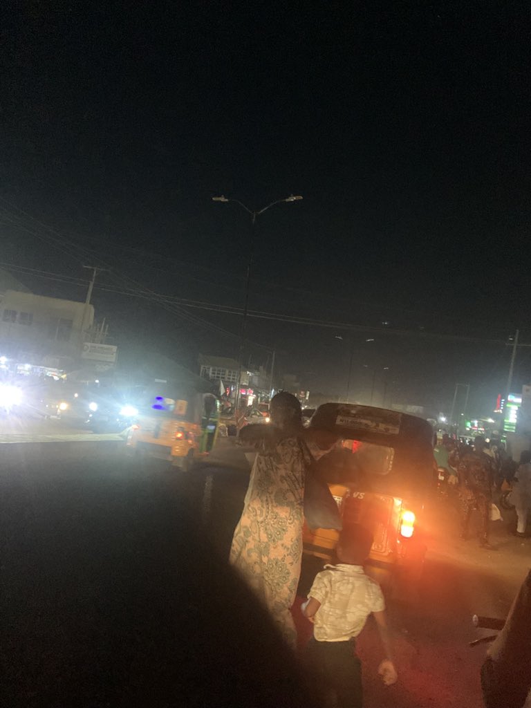 OLOSEJAY's tweet image. Make them help us do our street light for Akala express oo 

This place dey busy pass make we no get working street light at night 

@RIAOFIBADAN 
@CrystalReignz 
@Oyoaffairs 

#ibadan