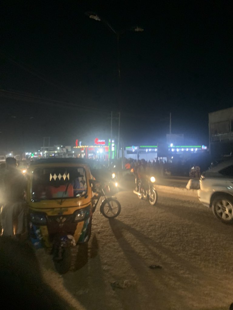 OLOSEJAY's tweet image. Make them help us do our street light for Akala express oo 

This place dey busy pass make we no get working street light at night 

@RIAOFIBADAN 
@CrystalReignz 
@Oyoaffairs 

#ibadan