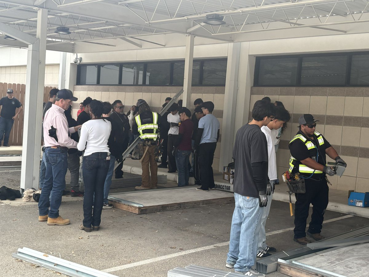 NISD_CTE's tweet photo. Construction students step out of the classroom &amp; into the field during a Job Shadow Day hosted by Marek Bros! This gave students a look at career pathways in construction &amp; the skills needed to succeed in the industry. Thank you to Marek Bros &amp; all partners! #NISDsuperiorCTE https://t.co/wFpHz9B7V9