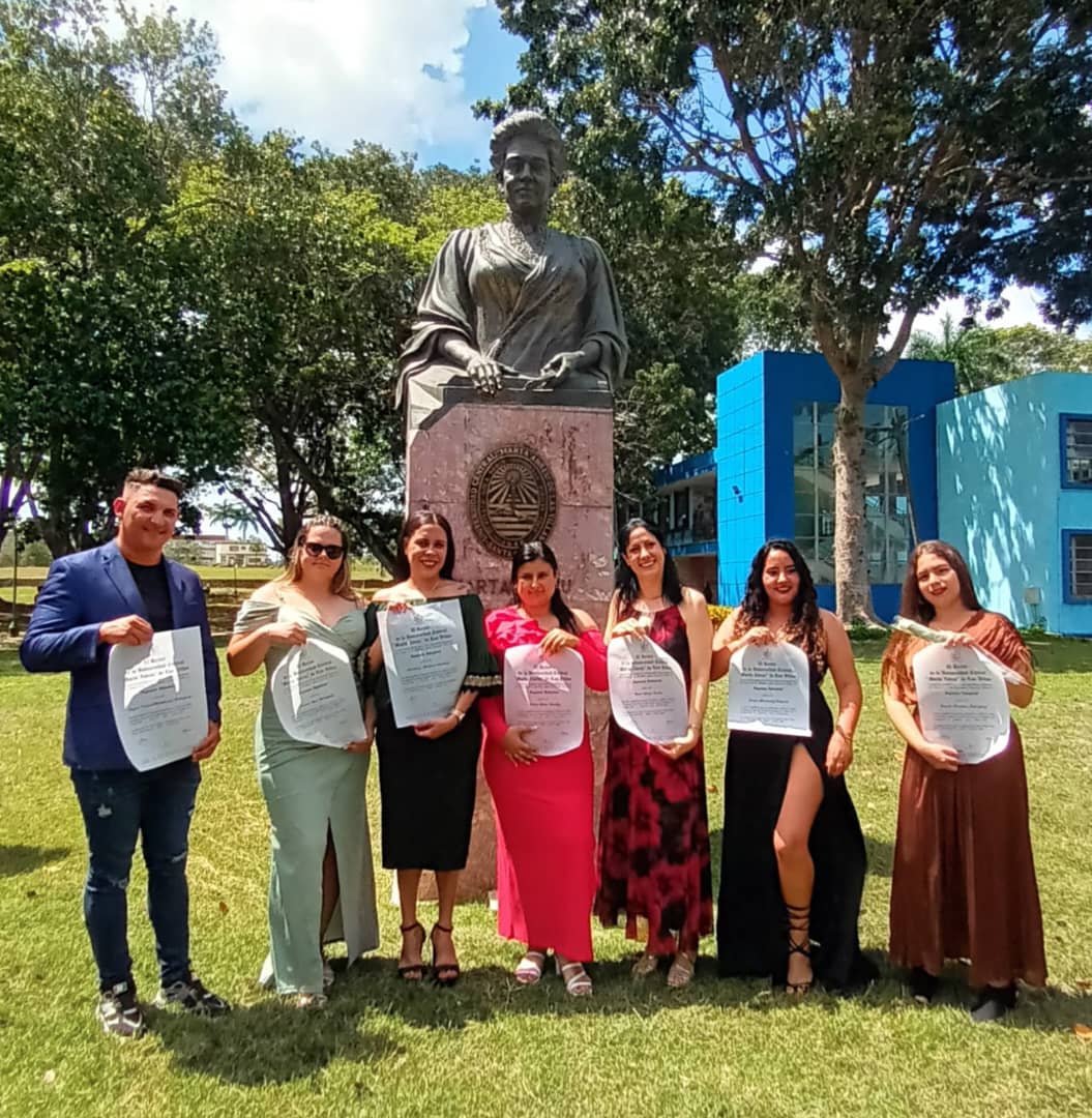 🎓 Con la emoción que implica el momento, este jueves entregamos sus títulos a 66 nuevos graduados de la #UCLVnuestra, quienes concluyen sus estudios luego de cinco y años y medio en el curso por encuentro. 

¡Muchas felicidades para todos! 👏

#Cubavencerá