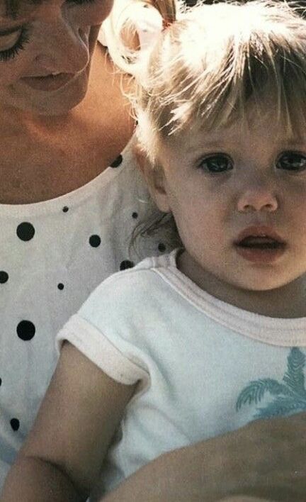 givlizbrey's tweet photo. imaginando um bebê loirinho assim e com olhos desse tamanho iguais aos da mãe 🩷 https://t.co/gWDtjm4di1