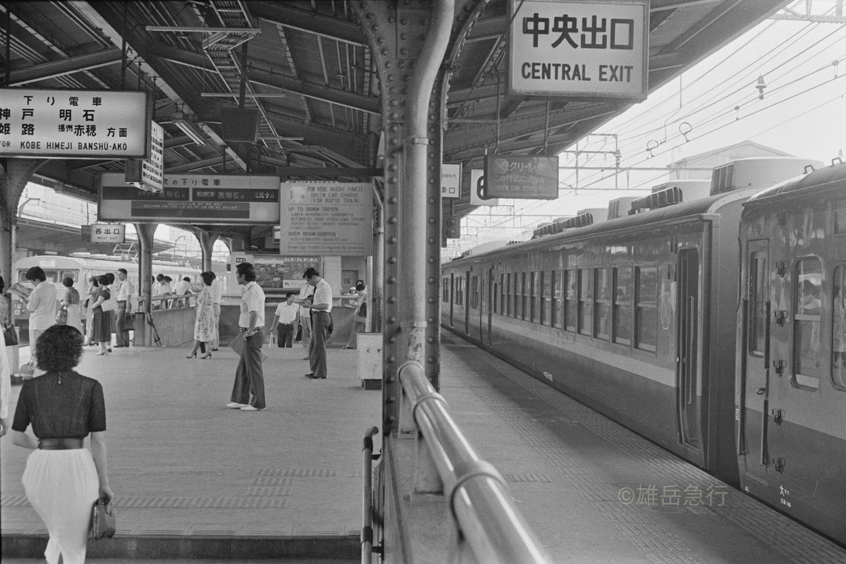 onlyyou_express's tweet photo. 京阪神緩行線Ｇ車終末期
@大阪  1980年撮影

スカ線みたいに停車位置表示があったんやなぁ、よく見たら点灯式で、連結有無によって手動で点滅していたのでしょうか。
当時としては珍しく英語の案内があるやんか！と思ったらＧ料金についてのようですが、戦後駐留軍が居た頃の名残りかなと勘繰ったり… https://t.co/in8Ivo6pdS