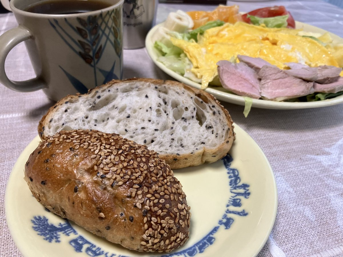 tacogimi's tweet image. 関口パンの胡麻パンは旨い😋🥖
#朝ごはん 

経済ニュースはタコ🐙 #TACO