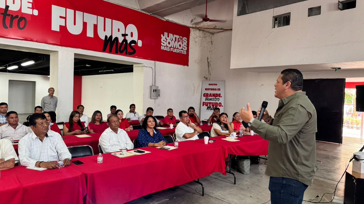 En el PRI Chiapas, la cercanía fortalece nuestra unidad. 

Me reuni con 25 dirigencias municipales, escuchando de cerca sus voces y consolidando el compromiso de un partido más fuerte, cercano a la gente y que defienda las causas de la sociedad #HagamosloJuntos