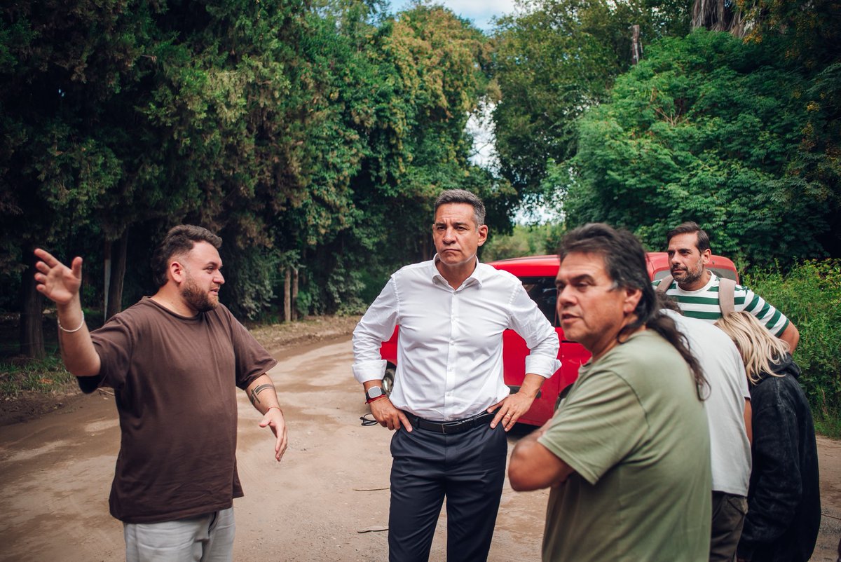 ESCUCHANDO Y LLEVANDO SOLUCIONES A LOS VECINOS DE FINCA LA DOROTEA

También estuvimos en barrio #FincaLaDorotea, que sufrió las tormentas. Allí nos acercamos para dialogar con los vecinos, relevar el estado de las calles y avanzar en las acciones necesarias para ponerlas en