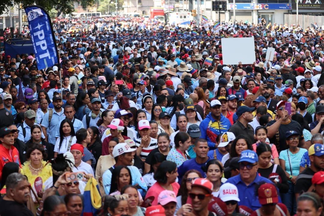 _ColosalRed_'s tweet photo. #AbrilVictoriaDeLaPaz
Así se movilizó el Pueblo venezolano este jueves #09Abr para conmemorar los 20 años de la Ley de los Consejos Comunales.
Pueblo y Gobierno revolucionario en Unidad por el bienestar del país.
#CHCh
@DaniCabello_11 @CMonteroOficial @ElCuartoRoj0 @IKandanga2 https://t.co/fVBQgNRkvo