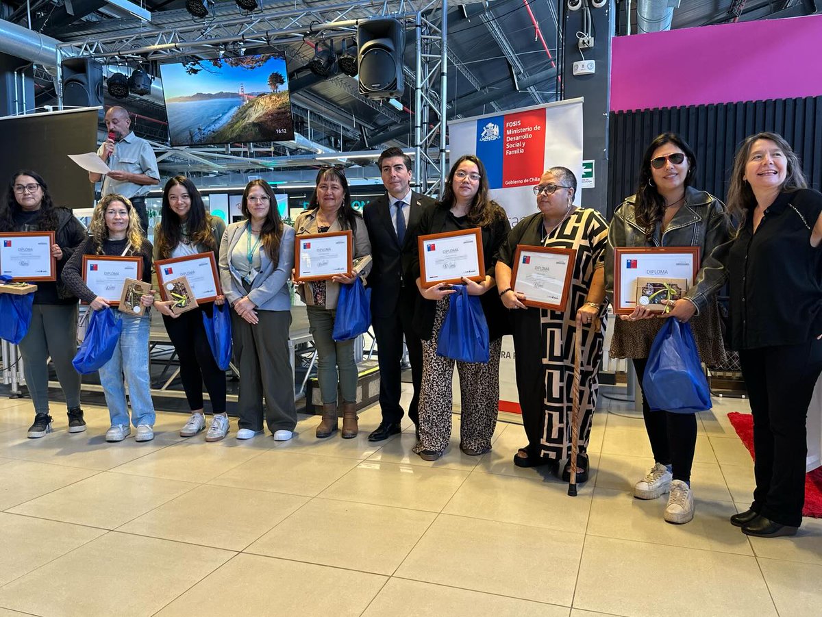 DPPMelipilla's tweet image. 🟦 70 usuarios/as FOSIS de la Provincia de Melipilla se certifican con el programa Emprendamos Avanzado

El Delegado Provincial, Gastón Libuy, participó en la ceremonia de cierre del proyecto de FOSIS, junto a autoridades regionales y locales.

#DPPMelipilla #GobiernoDeChile 🇨🇱