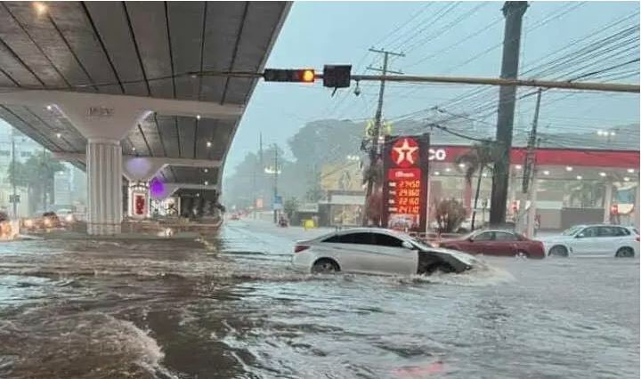 boyrd06's tweet photo. @deivimejia37 @kpininimemes Seguro, porque según esta foto eso es Santiago… no fue hace dos meses que se inundó hasta arriba del elevado 💀 https://t.co/796YKtVN9j