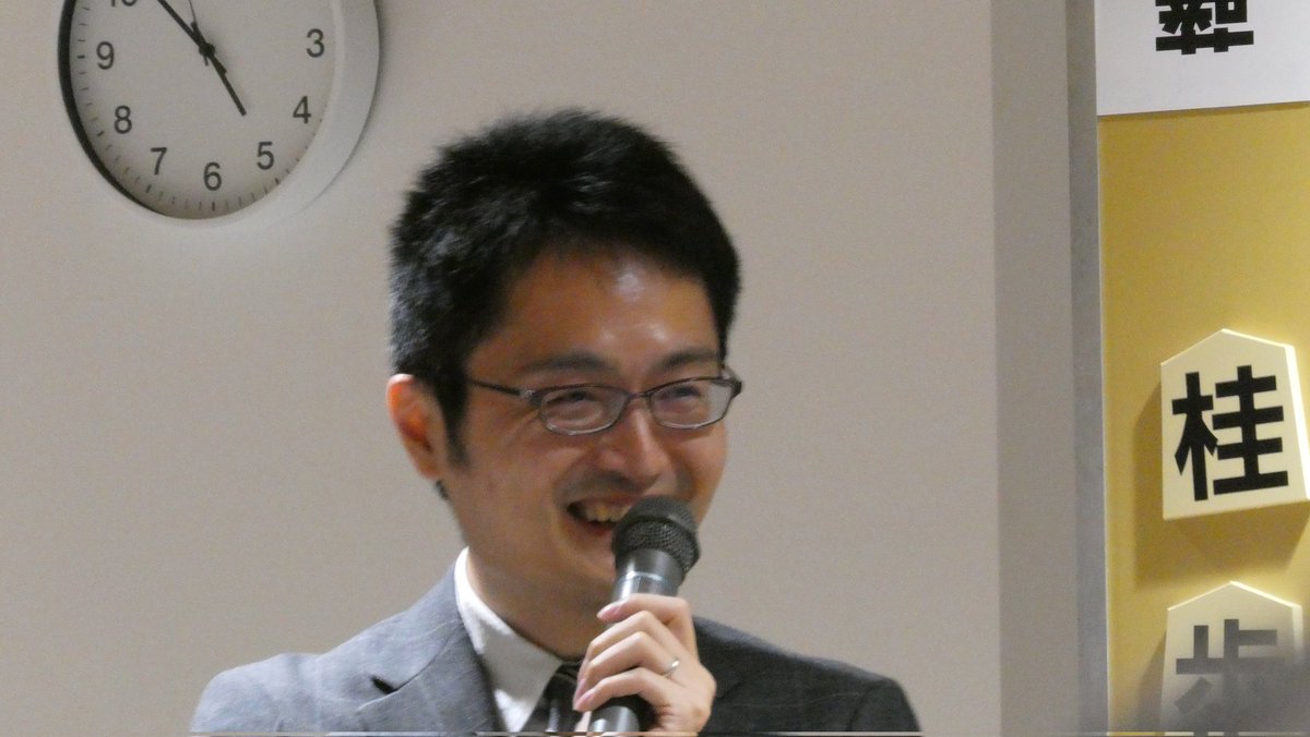 SgRenge's tweet photo. どうしても早朝帰らないといけなくて、新幹線の中で老眼鏡越しにニヤニヤ写真を眺めてます。自販機にジュースを補充する音が鳴り響くなど笑、なんか緩やかなところもぜんぶ含めて神イベントでした。 https://t.co/L0N7BHQ2M7