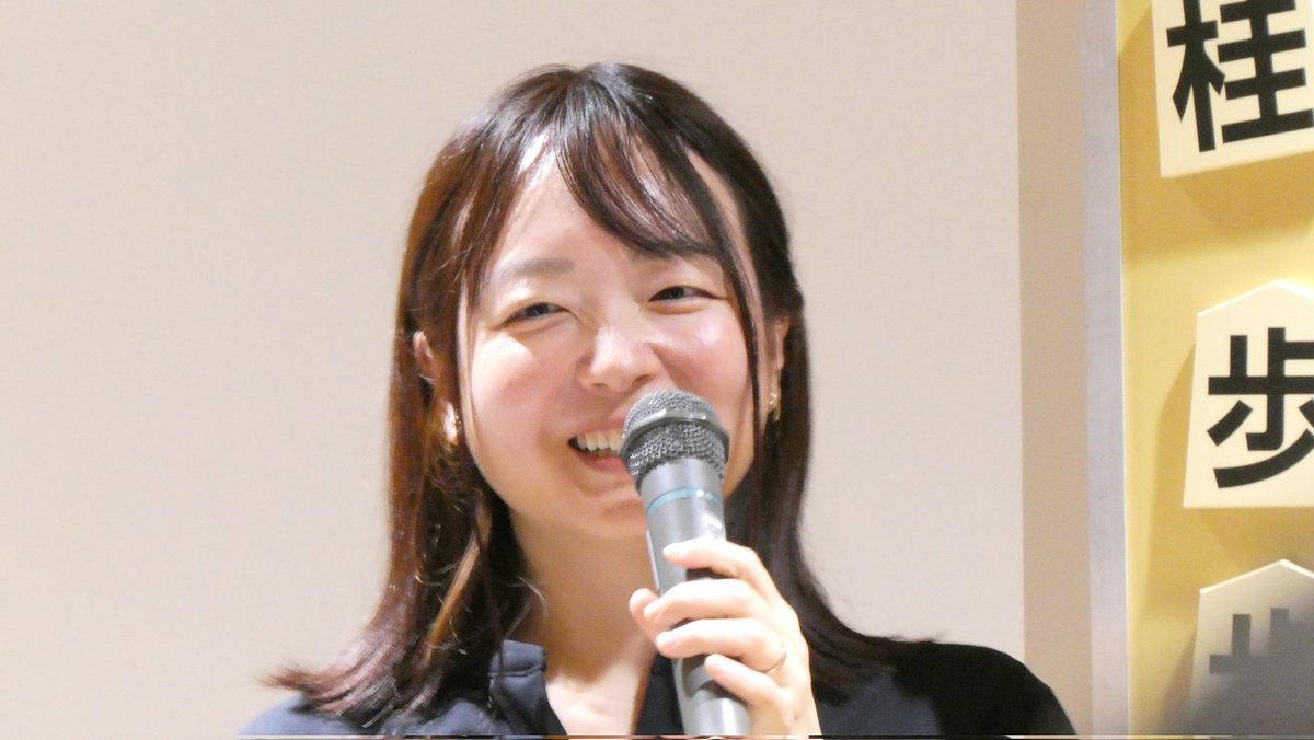 SgRenge's tweet photo. どうしても早朝帰らないといけなくて、新幹線の中で老眼鏡越しにニヤニヤ写真を眺めてます。自販機にジュースを補充する音が鳴り響くなど笑、なんか緩やかなところもぜんぶ含めて神イベントでした。 https://t.co/L0N7BHQ2M7