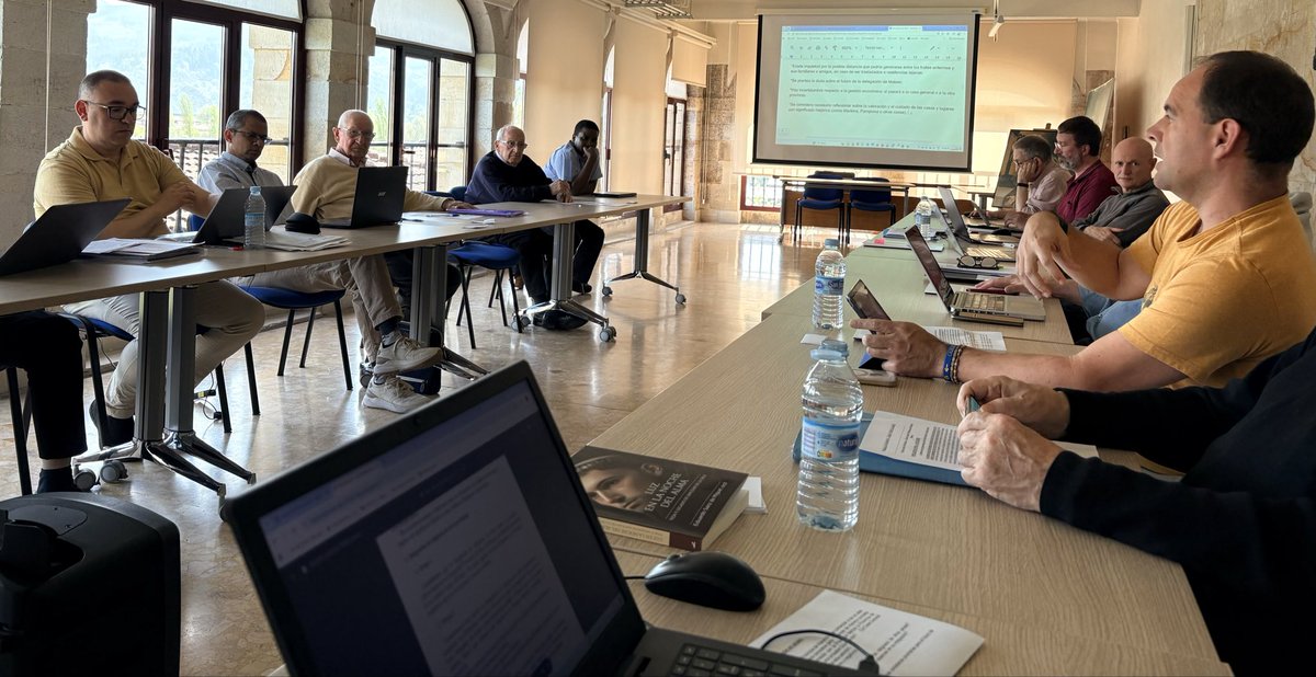 ocdnavarrainfo's tweet photo. Sesión capitular iniciamos con la eucaristía. La presidio’ el P. Ferney Correa OCD, Delegado Provincial para las vocaciones.  El trabajo de hoy: reflexionar  sobre las presencias que podemos mantener y la propuesta de unión de las tres provincias de la península ibérica. https://t.co/0i9Wc1xQQ0