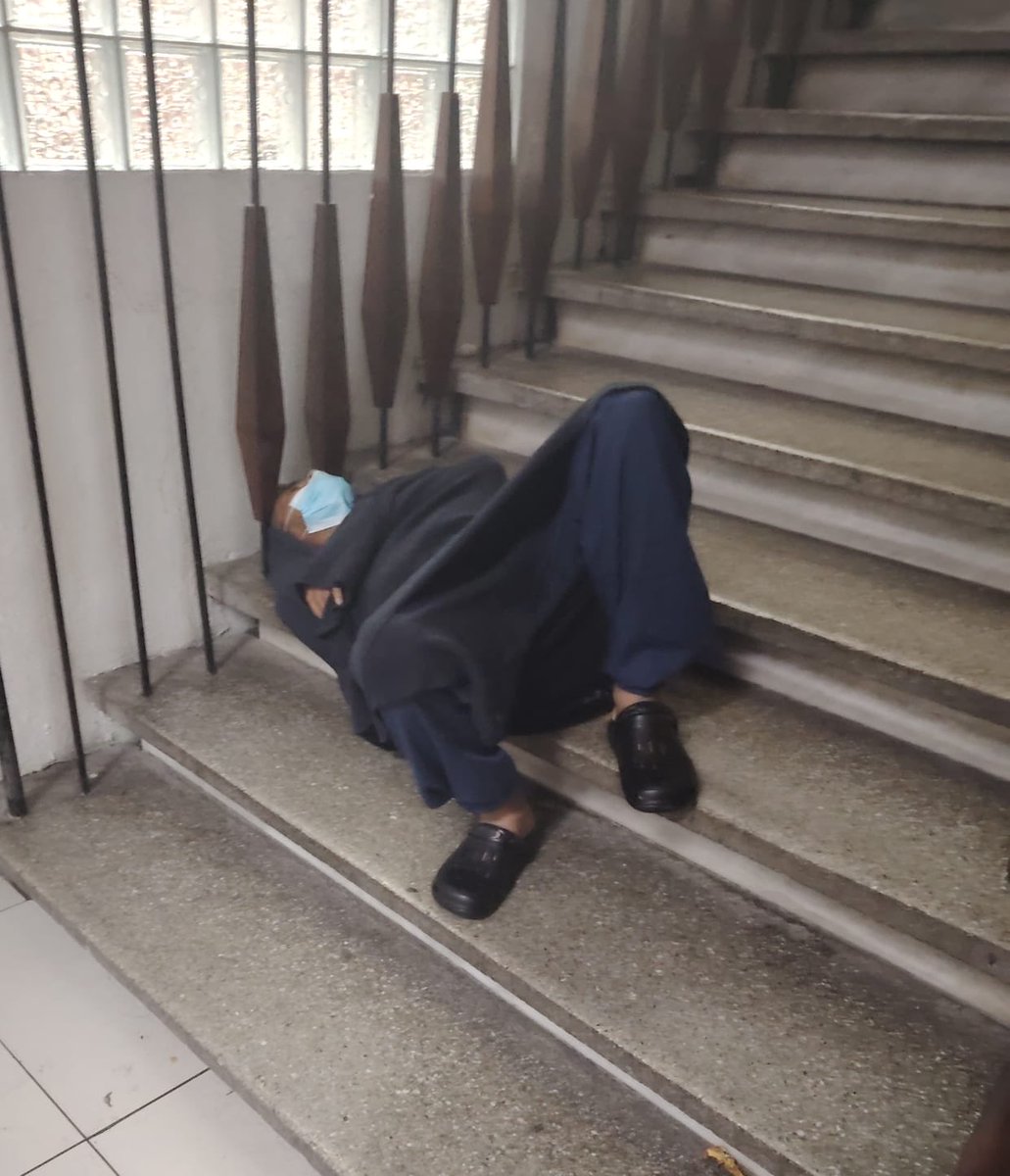 #URGENTE "Pacientes del IGSS z 9 usan hasta el piso para medio descansar mientras esperan largas horas para ser ingresados por supuestamente falta de camas", es la denuncia contra un "SEGURO SOCIAL", que le es descontado a las personas que laboran honestamente.