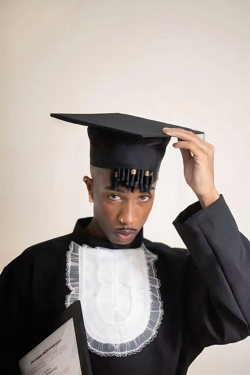 cerllyguilherme's tweet photo. Todos nós nascemos com um dom, com uma luz única que não pode ser comparada nem substituída. 👨🏾🎓🎓
#Formado https://t.co/fu95jomQ6Y