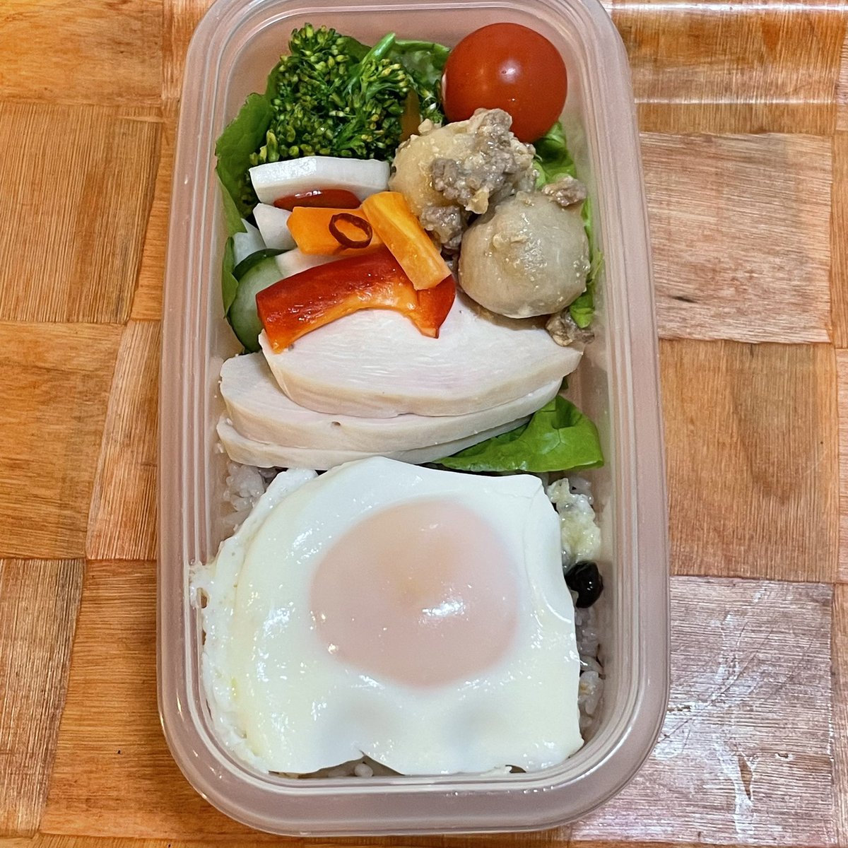 #お弁当記録
・レタス🥬
・ブロッコリー🥦
・プチトマト🍅
・ピクルス
・里芋鶏ひき肉あんかけ
・鶏ハム
・半熟卵のせ十六穀米

半熟卵を崩して召し上がれ😉

#お弁当　
#地味弁当　
#お弁当作り楽しもう部
#お弁当日記