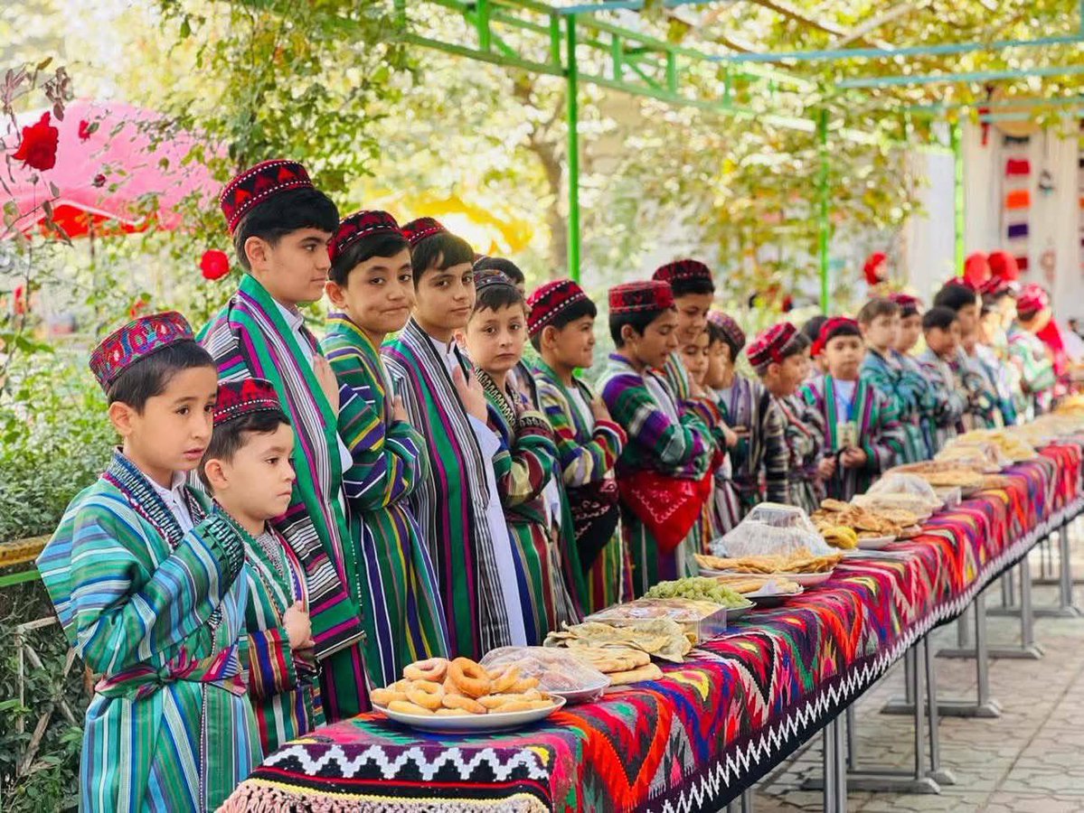 زبان فارسی، فرهنگ و عنعنات مردم بومی را بیگانه می‌دانند. 
نمیدانم این جماعت به‌جز بشکه‌های زرد آدم کشی دیگر چه دارند که این‌قدر از فرهنگ و زبان مردم افغانستان بیزارند.

هرقدر هم نفرت کنید بالاخره نجات‌ تان از وحشی‌گری را همین زبان و فرهنگ‌های گوناگون افغانستان رقم خواهد زد.

لعنت