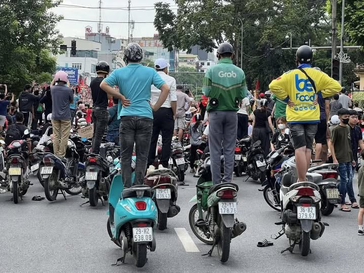 Alex Thompson tweet media