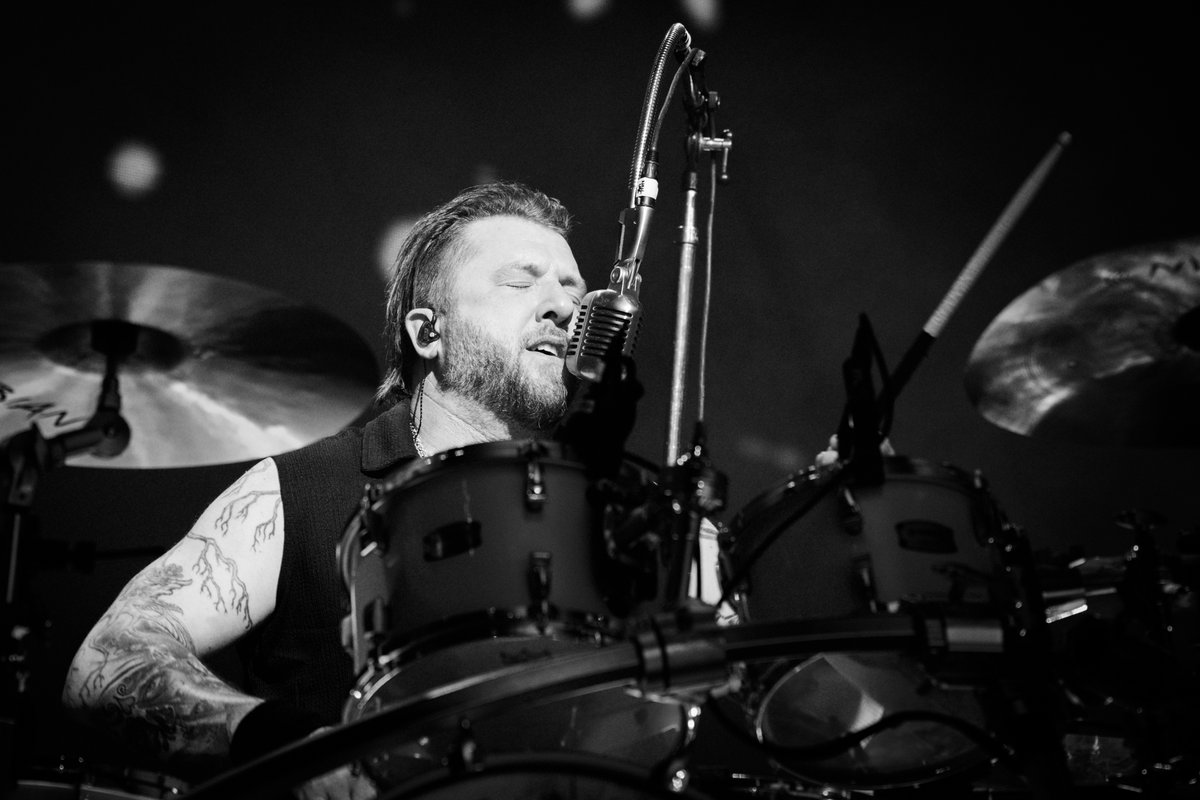 threedaysgrace's tweet photo. 🚗🚬🌅

I've been thinking about the good times
When the story was still ours to write
And all the stupid shit we'd do
I'm lucky I'm not dead after hanging 'round you...

📷 @cxr_productions https://t.co/XTs6Y3fKvo