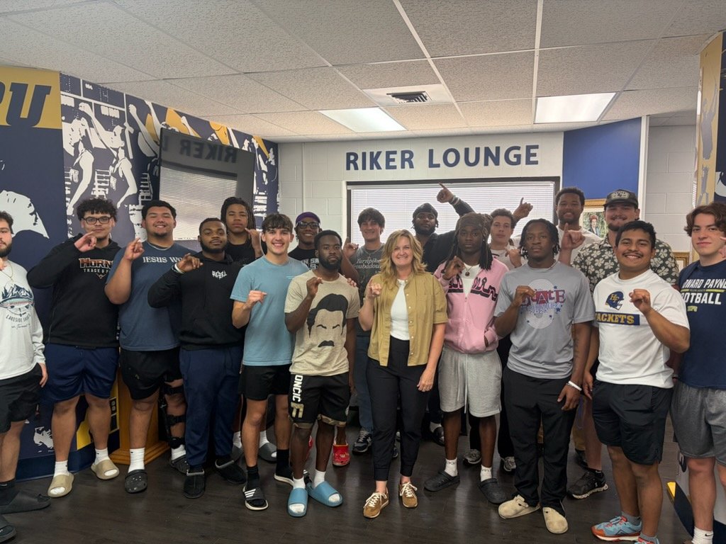 We are here to appreciate Dr. Heupel who is an advisor and professor here at Howard Payne. She comes to work with a smile on her face everyday and teaches with passion. Not only that she is an even better human. Thank you Dr Heupel. #StingEm #TearOffTheRoof