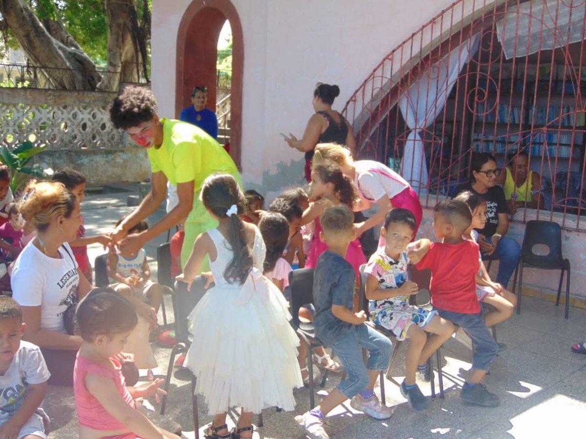 En el marco de las celebraciones por el 65 aniversario de la creación de los Círculos Infantiles los payasos
Fufucito y Dita llegaron al círculo Bartolo Soto con el espectáculo “Un amigo en cada cuento”.