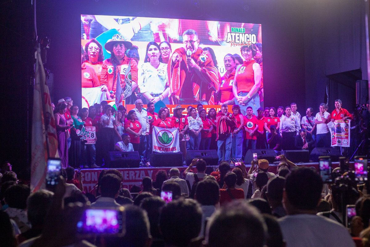 RonaldAtencio's tweet image. Quiero agradecer a quienes nos acompañaron ayer en nuestro cierre de campaña en #Lima ¡Gracias por estar allí demostrando que nosotros votamos con esperanza y valentía! ¡Gracias porque ustedes son la fuerza con la que vamos a #RecuperarElPerú! 
Este 12 de abril ¡#Venceremos!
