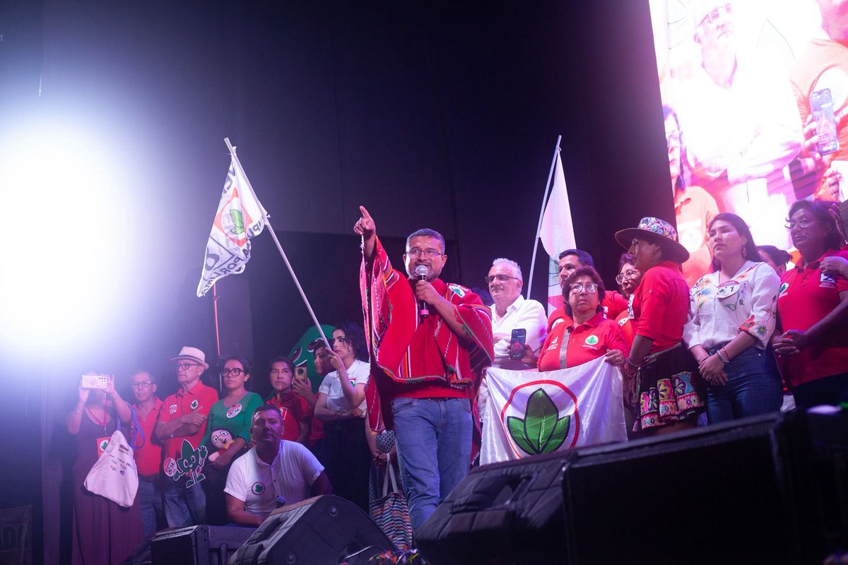 RonaldAtencio's tweet image. Quiero agradecer a quienes nos acompañaron ayer en nuestro cierre de campaña en #Lima ¡Gracias por estar allí demostrando que nosotros votamos con esperanza y valentía! ¡Gracias porque ustedes son la fuerza con la que vamos a #RecuperarElPerú! 
Este 12 de abril ¡#Venceremos!