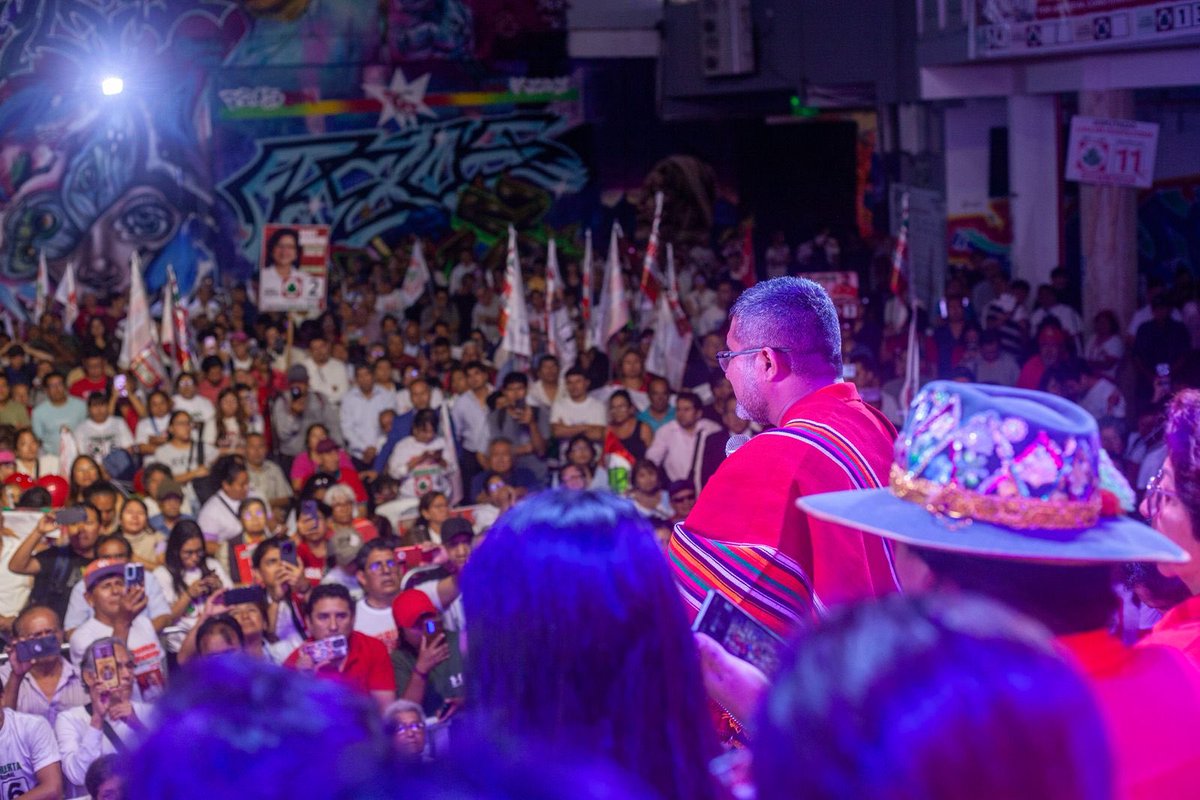 RonaldAtencio's tweet image. Quiero agradecer a quienes nos acompañaron ayer en nuestro cierre de campaña en #Lima ¡Gracias por estar allí demostrando que nosotros votamos con esperanza y valentía! ¡Gracias porque ustedes son la fuerza con la que vamos a #RecuperarElPerú! 
Este 12 de abril ¡#Venceremos!