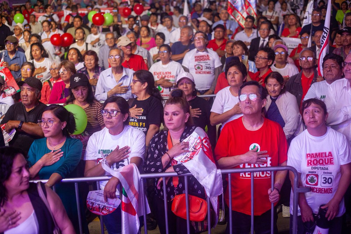 RonaldAtencio's tweet image. Quiero agradecer a quienes nos acompañaron ayer en nuestro cierre de campaña en #Lima ¡Gracias por estar allí demostrando que nosotros votamos con esperanza y valentía! ¡Gracias porque ustedes son la fuerza con la que vamos a #RecuperarElPerú! 
Este 12 de abril ¡#Venceremos!
