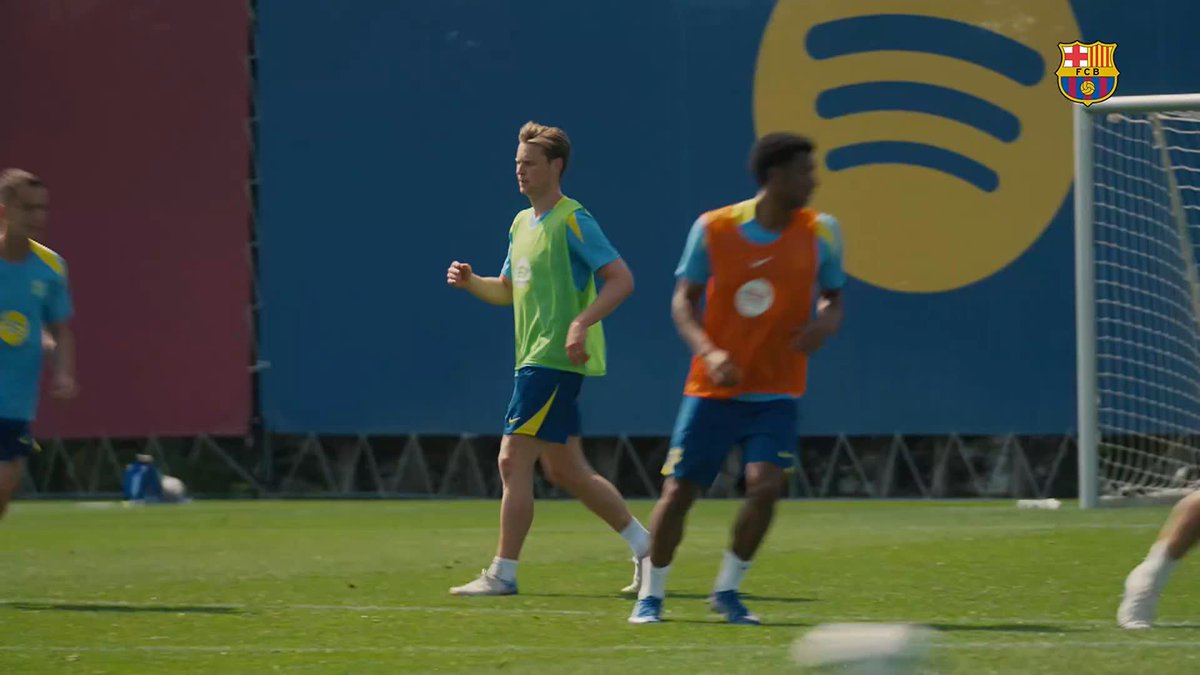 عودة القائد.. فرينكي يواصل التألق في تدريبات برشلونة 