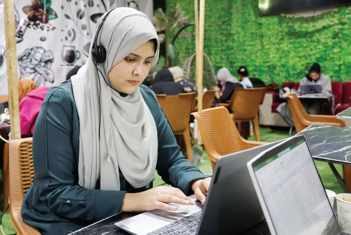 arabnews's tweet image. #Israeli forces shot and killed a young female student on Thursday while she was attending a class held in a tent in the town of Beit Lahiya in the northern #Gaza Strip, medics say arab.news/4nxrx