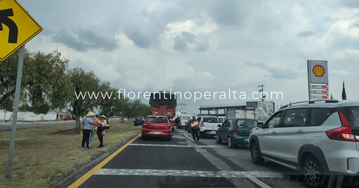 ⚠️ | #AlertaVial ¡En sentido contrario! circulan algunos irresponsables en el acotamiento de la México-Pachuca, debido al tremendo embotellamiento por obras de mantenimiento que se ejecutan a la altura de #Zapotlán, con dirección a la capital de #Hidalgo.