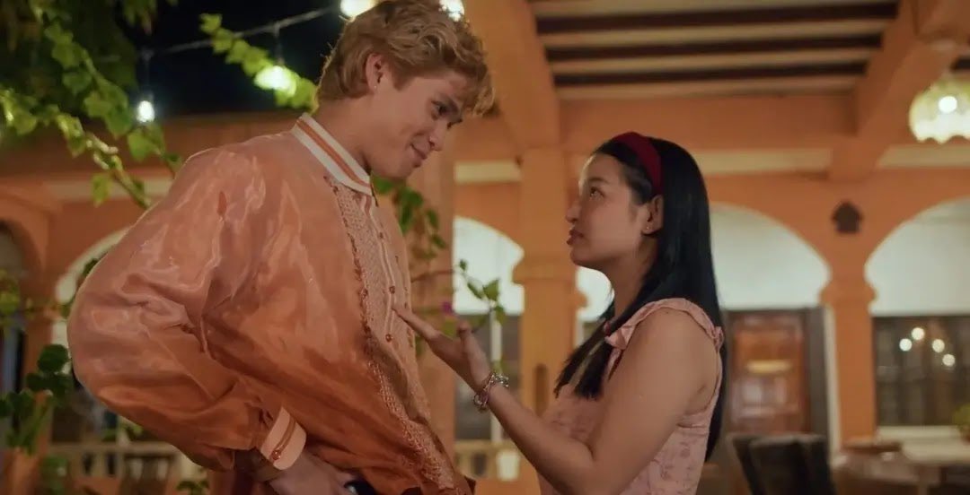 AltheyuhMoves's tweet photo. Sometimes when actors are just raw and authentic storytellers, there is no need for the loveteam formula to sell a Filipino film.  Xyriel Manabat and Kyle Echarri play that so well in  #18thRose_Netflix .

It is a nostalgic teen romance drama set in the early 2000s of scenic Romblon.  At its heart, it’s a charming old story about two opposites who can’t stand each other.  Rose is a feisty, big-hearted dreamer while Jordan/Jack is an arrogant Fil-Am with one foot already out of Romblon’s door.
Rose hatches a plan that could benefit them both, they strike a deal.  her dream debut in exchange for his escape route.  and with that chaos and kilig ensues. 

There is something both wistful and dreamy about the film.  It plays a lot on nostalgia, it is reminscent of the teen films of the late 90s and even the melodrama of that time.  Parang may feeling ng old movies ala Trip at yung mga Nicholas Sparks na romance. 

one can argue the plot is not new but there is a refreshing take on how the story unfolds.  Director, Dolly Dulu shows some artistic restraint, not over the top melodrama.  no big confrontations.  no monologues.  no wailing scenes.  And her direction gives us a youthful and whimsical type of feeling in spite of the tragedy brewing in.   The contrast really works well. 

The actors also understood that assignment.  They transform into these characters in this small, idyllic town.  

Kyle Echarri seems to be getting a lot of criticism in some of his macho roles but here? He is truly in his element.  Angst and vulnerability is something he portrays so well as an actor.  One of his strongest scenes here is when he was practicing the cotillion dance while he held back tears.  subdued but overflowing with emotion.  

He has a certain softness that really works well in these types of roles.  Do not write him out - may mga roles na super bagay sa kanya, especially when he shows tenderness. 

Xyriel Manabat on the other hand,  is the true star of the film.   A star who has gravitas and mammoth talent.  She is a charming heroine who really brings us in her story.  Napaka natural niya as Rose.  Relatable,  funny, endearing, beautiful, and can sell the hell out of a romance.  Kaya siya may chemistry with any pair-up she has because she has both screen charisma and undeniable skill as an actress.   She disarms the audience as Rose.  It is a given that she is so good but I think she needs more films as a central character.

Xyriel and Kyle’s chemistry is as youthful and whimsical as the film.

It is feel so good it hurts.

Panoorin ninyo, give Rose and Jack a chance.