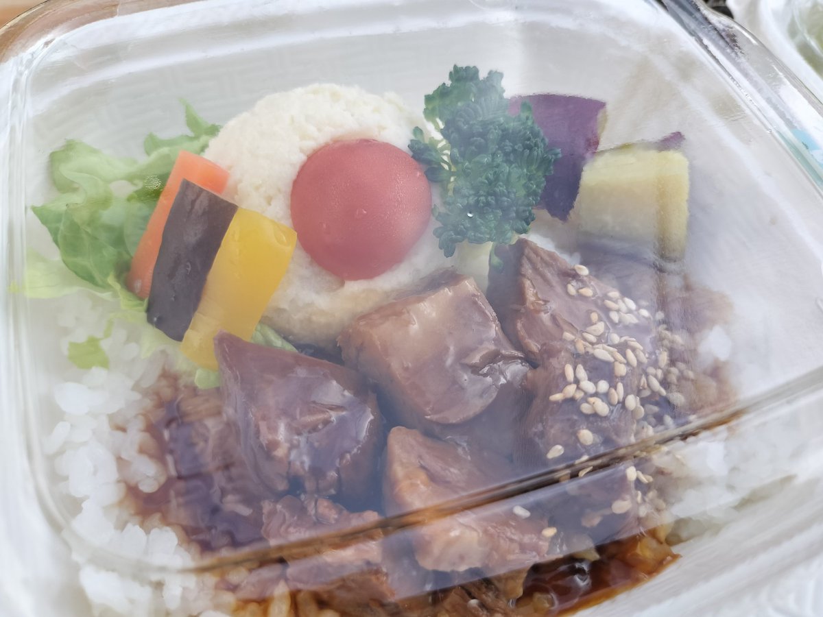 kakunideko's tweet photo. 朝ドライブスルー再開しております！
6:30〜8:30
◆角煮のお弁当750円
◆角煮入り焼きおにぎり200円
◆スモーク角煮のサンドイッチ500円
✽角煮のお店デコ✽ https://t.co/AXyC8ej9tl