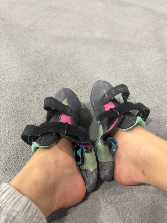 brokeforblake02's tweet photo. I wonder how much you losers would pay for my dirty disgusting climbing shoes🤔 https://t.co/LovnHvUshE