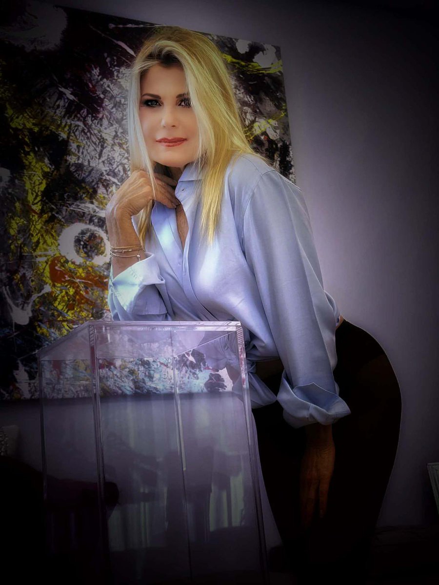 PellegrinoPatt's tweet photo. Buonasera  🌞 a volte ci sono immagini nate in bianco e nero e che a colori perdono forza e energia… 
queste sono scattate prima di un intervista che vedrete presto in tv per gioco con la mia Barbara Caruso make up stylist ma anche amica vi piacciono? Sogni d oro 💋 https://t.co/NG6ZtHIrRw