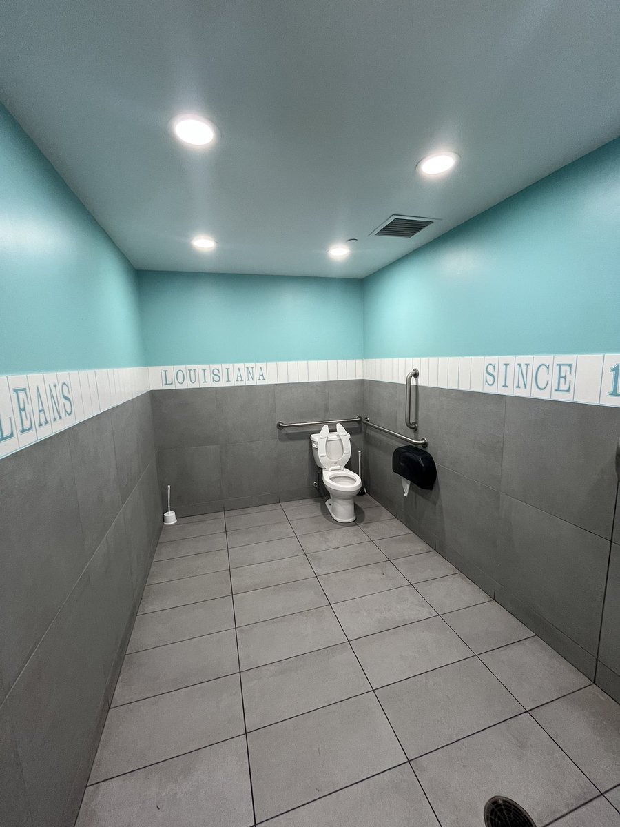kittyamazing898's tweet photo. Went to popeyes and had to ask for a key to the bathroom. I go in, turn the light on, and see this https://t.co/dO0e46JndT
