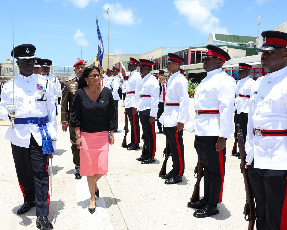 EdwardLacru's tweet photo. La presidenta encargada de la República Bolivariana de Venezuela, Delcy Rodríguez, arribó al Aeropuerto Internacional Maurice Bishop en Saint George, capital de Grenada, como parte de su primera Visita Oficial de Estado. https://t.co/IFbqRodhBi
