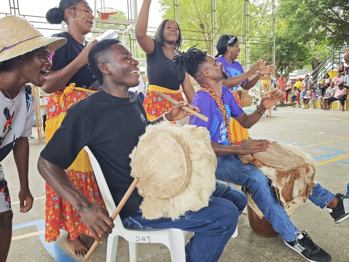 ProsperidadCol's tweet photo. #Urabá | Finalizamos en el Distrito de Turbo una valiosa jornada de conmemoración del #9DeAbril en la que avanzamos como institucionalidad, escuchando de cerca las voces de las víctimas y reafirmando nuestro compromiso con su dignidad.

 Al ritmo del bullerengue la cultura también se hizo presente, acompañando este ejercicio de memoria con identidad, resistencia y esperanza.

#ALasPlazasPorLasVíctimas 🫂💛
