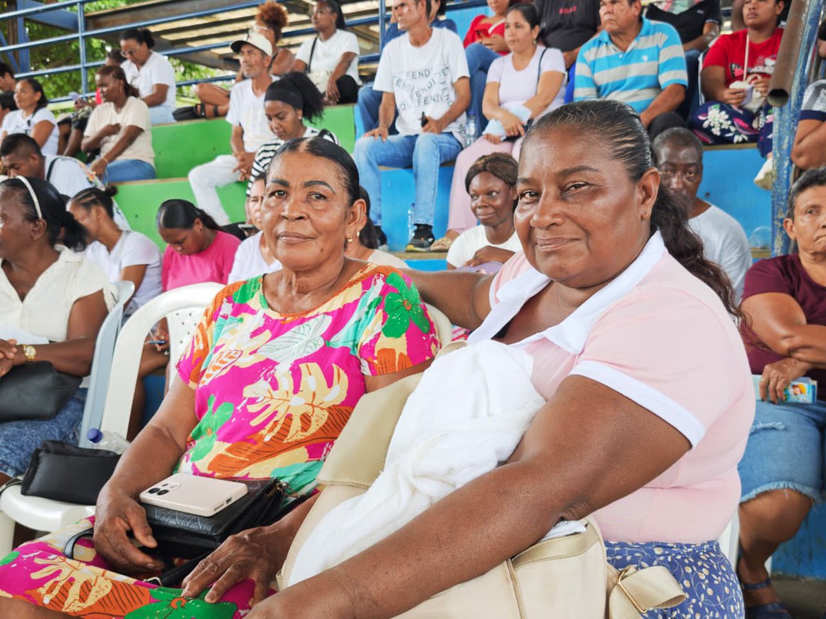 ProsperidadCol's tweet photo. #Urabá | Finalizamos en el Distrito de Turbo una valiosa jornada de conmemoración del #9DeAbril en la que avanzamos como institucionalidad, escuchando de cerca las voces de las víctimas y reafirmando nuestro compromiso con su dignidad.

 Al ritmo del bullerengue la cultura también se hizo presente, acompañando este ejercicio de memoria con identidad, resistencia y esperanza.

#ALasPlazasPorLasVíctimas 🫂💛