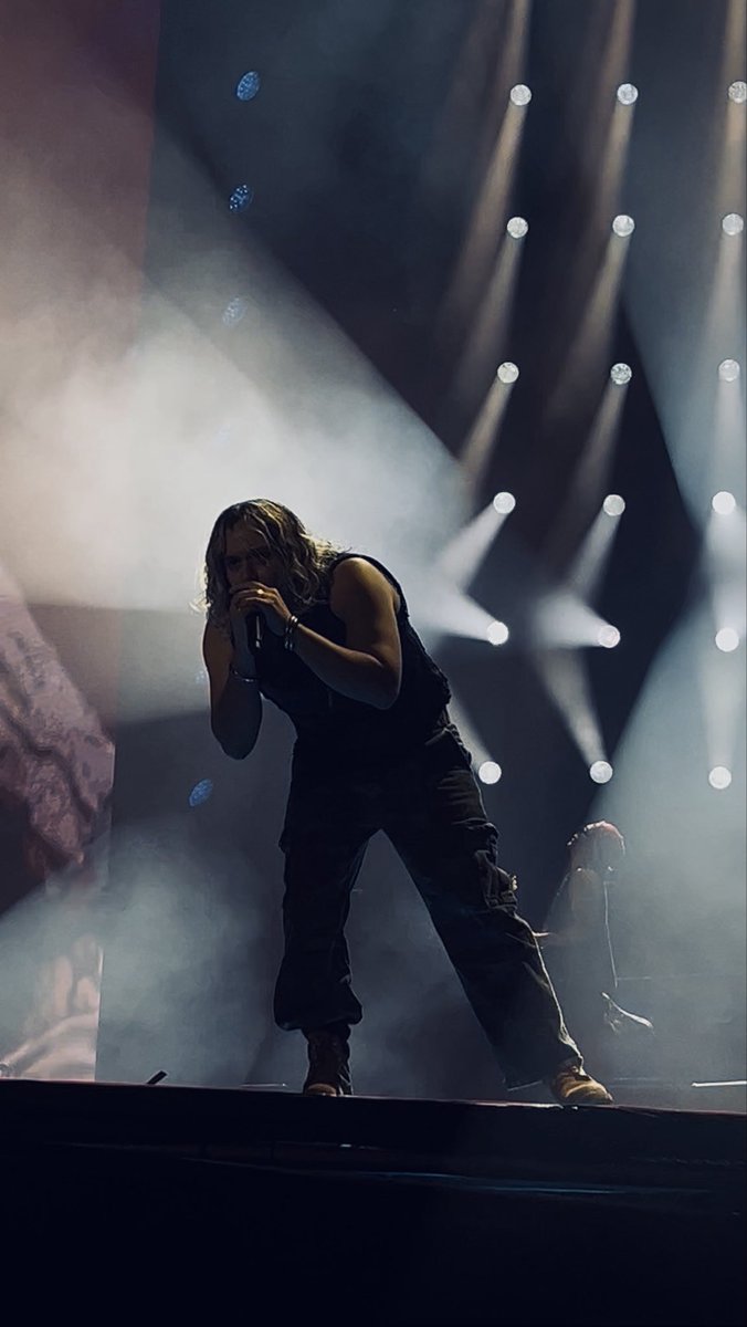 Chica con Kalashnikov tweet media