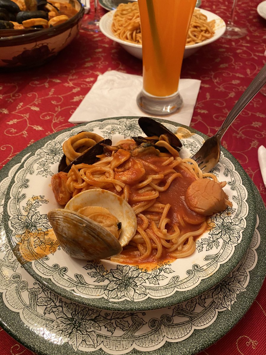 Leoninthe518's tweet image. Christmas Eve Dinner #7Fishes #Clams #cod #scallops #mussels #shrimp #Octopus #Squid @DRonESPN @HDumpty39 @RothenbergESPN