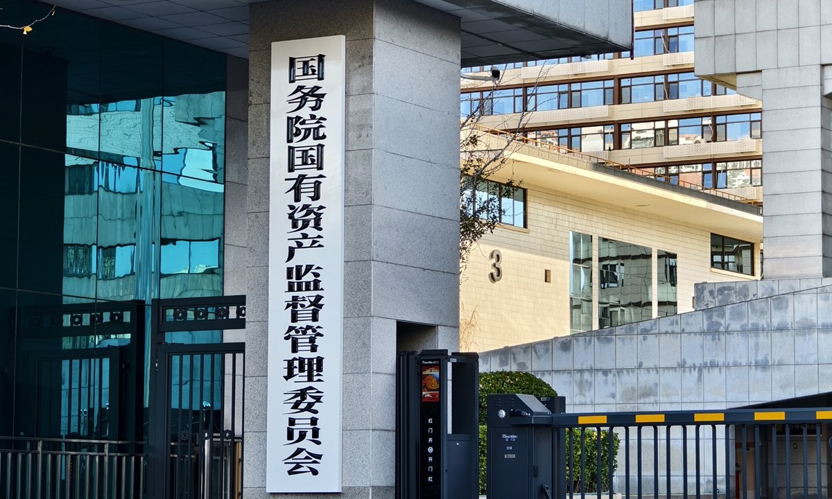 China strengthens oversight of state-owned assets overseas amid global  tensions: A new department will guide state-owned enterprises expanding  overseas, as China's firms look outwards for growth opportunities  https://t.co/XEf75NHDQT