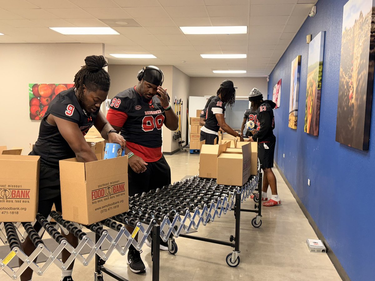 Coach_Fuhrman's tweet image. DLINE GETTING AFTER IT TODAY AT THE FOOD BANK! #SIGNOFF