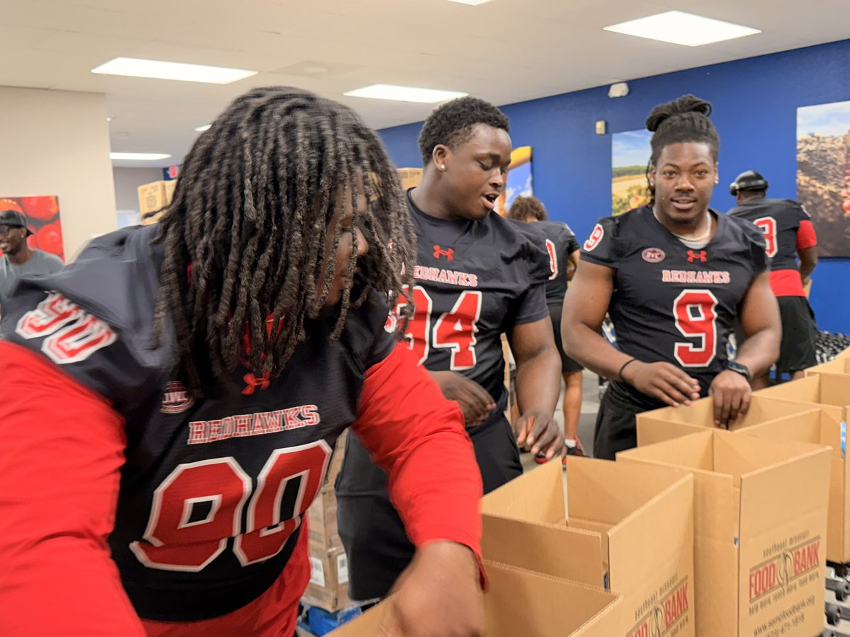 Coach_Fuhrman's tweet image. DLINE GETTING AFTER IT TODAY AT THE FOOD BANK! #SIGNOFF
