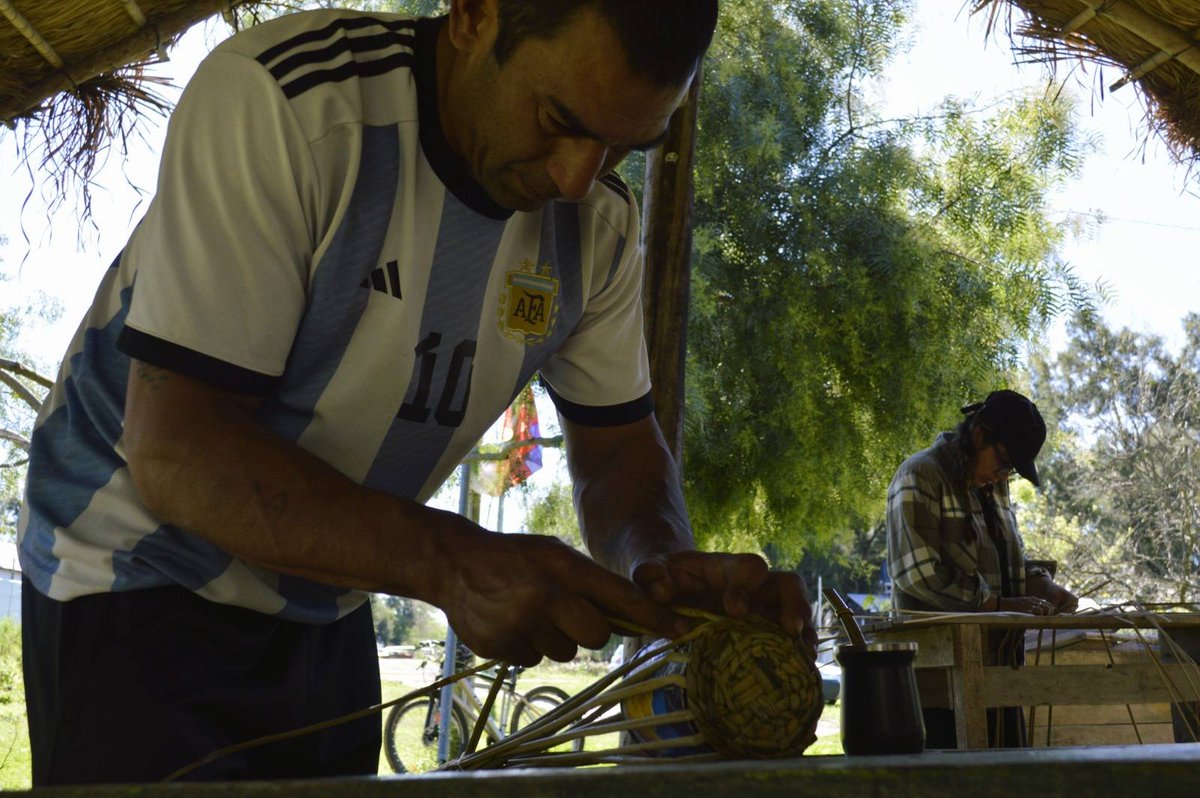 Domingo 12 de abril: taller abierto de cestería en Punta Querandí

puntaquerandi.com/2026/04/09/dom…