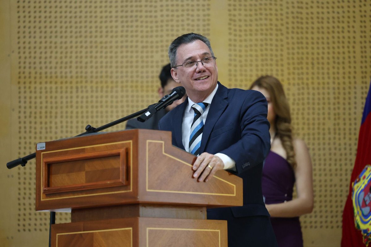 ces_ec's tweet photo. ➡️ | Durante la jornada, el Dr. Márquez expresó: “La investigación en el Ecuador debe estar al servicio de la sociedad. No solo debe generar conocimiento, sino también aportar soluciones concretas a los desafíos que enfrentamos como país”. https://t.co/6ud5fd8hpL