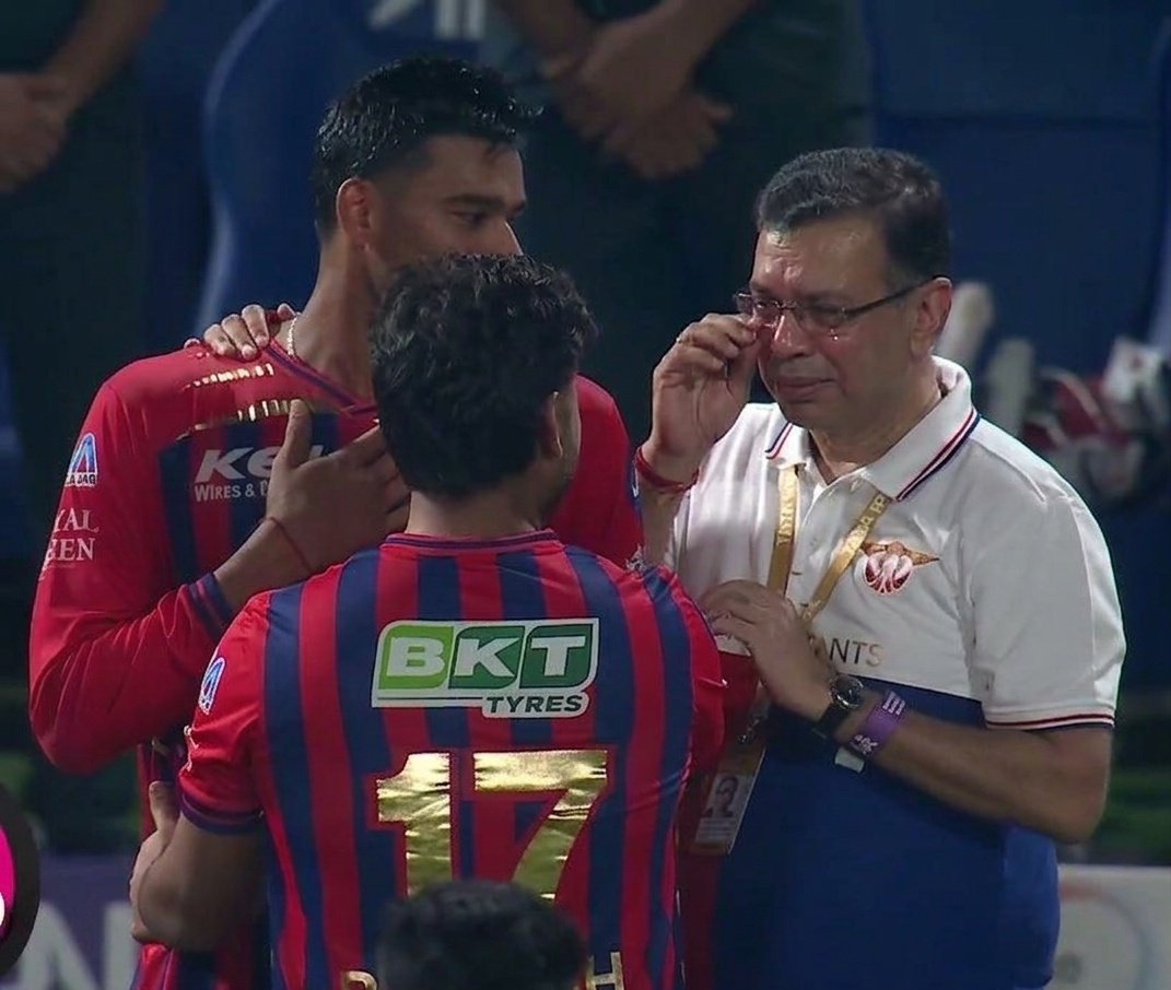 Ye hath kis ka hh Mukul choudhary ke shoulder pe ? 🤔