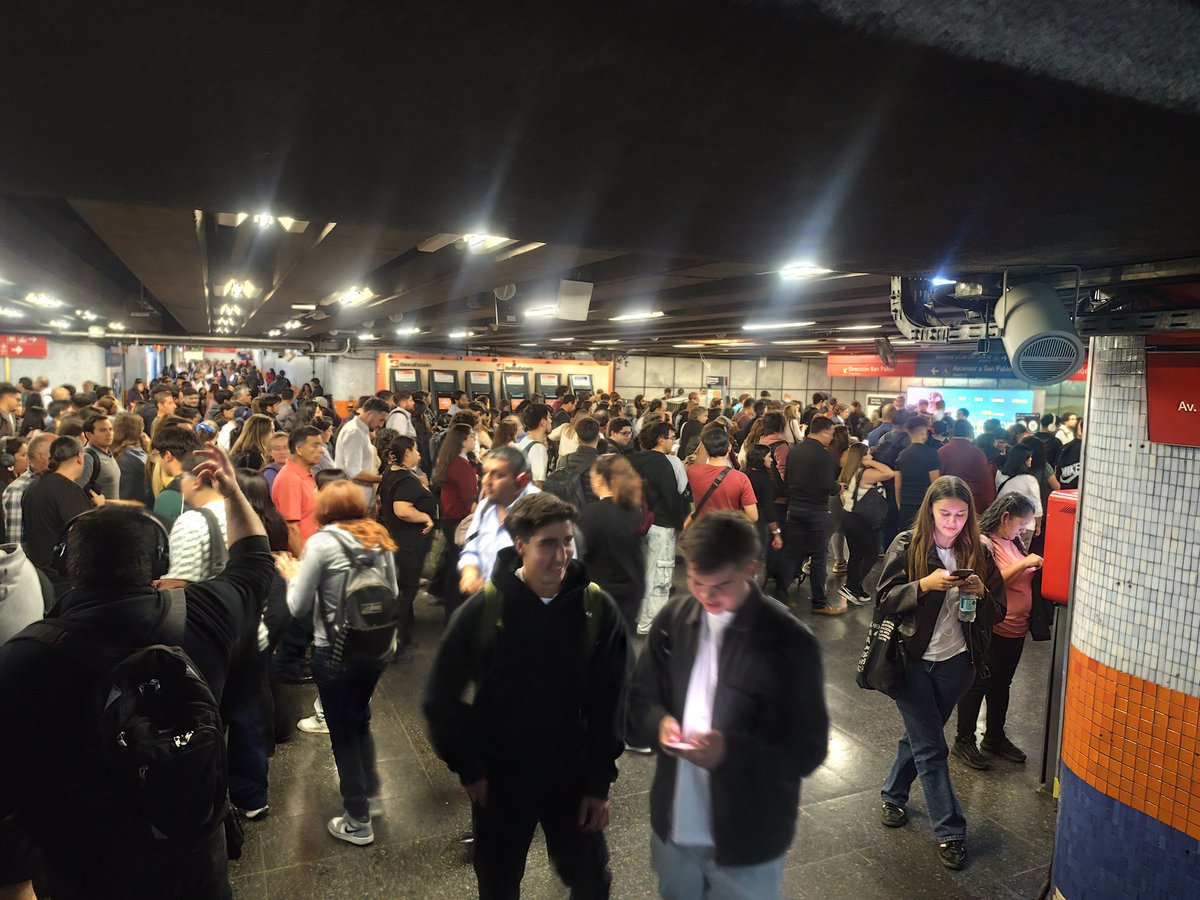luis_AOP's tweet photo. @TTISantiago @metrodesantiago @Red_Movilidad  Metro Pedro de Valdivia a esta hora, no se había visto así, ¿Se está viendo baja fluencia de micros que repercuten en el metro? https://t.co/VwylgZ2e4C