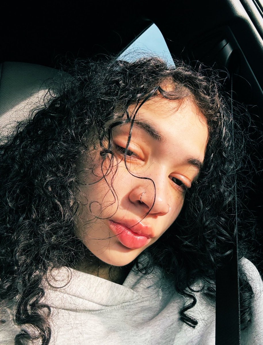 angellustt tweet media